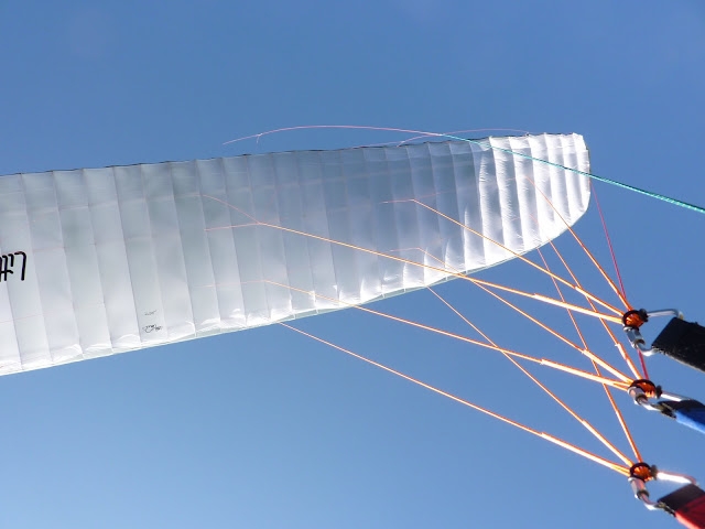  Bajo la vela del parapenle 